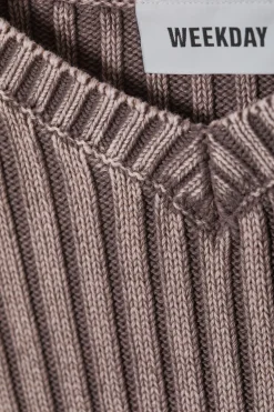 Weekday SLIM V-NECK KNITTED SWEATER><noscript><img width=